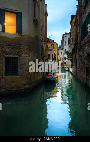 Venedig, Italien - 01.10.2018: die malerischen Grachten und Gassen von Venedig am späten Abend Stockfoto