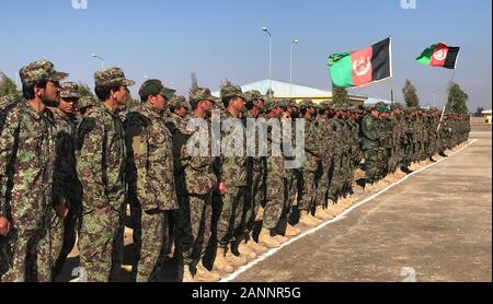 Kandahar, Afghanistan. 18 Jan, 2020. Nationale afghanische Armee Soldaten nehmen an ihrer Abschlussfeier in der Provinz Kandahar, Afghanistan, 18.01.2020. Mehr als 500 neu abgestuften Offiziere und Soldaten der afghanischen nationalen Armee in der südlichen Region verbunden, eine Armee Quelle sagte am Samstag. Credit: Arghand/Xinhua/Alamy leben Nachrichten Stockfoto