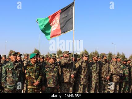 Kandahar, Afghanistan. 18 Jan, 2020. Nationale afghanische Armee Soldaten nehmen an ihrer Abschlussfeier in der Provinz Kandahar, Afghanistan, 18.01.2020. Mehr als 500 neu abgestuften Offiziere und Soldaten der afghanischen nationalen Armee in der südlichen Region verbunden, eine Armee Quelle sagte am Samstag. Credit: Arghand/Xinhua/Alamy leben Nachrichten Stockfoto