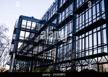 Hoch reflektierende Gebäude in der Stadt Stockfoto