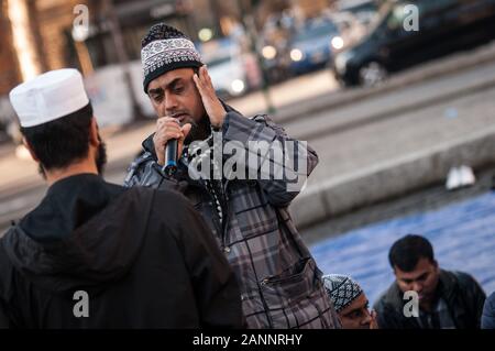 Rom, Italien. 17 Jan, 2020. Der Freitag Gebet der muslimischen Migranten beten während des Protestes des Ministeriums des Innern für Klarstellungen in Bezug auf den Erwerb der italienischen Staatsbürgerschaft und die Erneuerung der Aufenthaltsbewilligung, durch die Dhuumcatu Onlus Association an der Piazza Esquilino organisiert am 17. Januar 2020 in Rom, Italien zu bitten. (Foto von Andrea Ronchini/Pacific Press) Quelle: Pacific Press Agency/Alamy leben Nachrichten Stockfoto