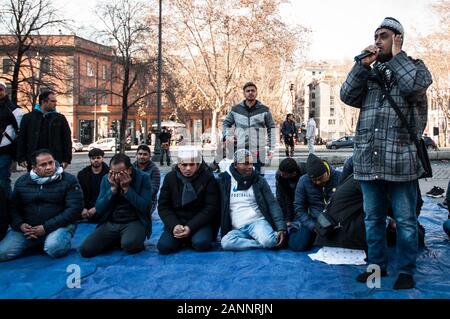 Rom, Italien. 17 Jan, 2020. Der Freitag Gebet der muslimischen Migranten beten während des Protestes des Ministeriums des Innern für Klarstellungen in Bezug auf den Erwerb der italienischen Staatsbürgerschaft und die Erneuerung der Aufenthaltsbewilligung, durch die Dhuumcatu Onlus Association an der Piazza Esquilino organisiert am 17. Januar 2020 in Rom, Italien zu bitten. (Foto von Andrea Ronchini/Pacific Press) Quelle: Pacific Press Agency/Alamy leben Nachrichten Stockfoto