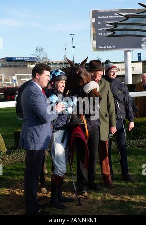 Ascot, Berkshire, Großbritannien. 18 Jan, 2020. Jockey Richard Johnson gewinnt Der streichholzbriefchen Holloway Handicap Hurdle Race (Klasse 1) auf Pferd Thomas Darby. Inhaber Diana Whateley, Trainer Olly Murphy, Gartmore, Züchter Byerley Stud Ltd. Credit: Maureen McLean/Alamy leben Nachrichten Stockfoto