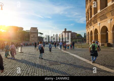 Rom, Italien, 02.Oktober 2018: Touristen sind zu Fuß rund um das Kolosseum, das touristische Zentrum von Rom. Stockfoto
