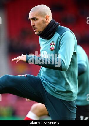 Von Southampton Oriol Romeu Aufwärmen vor der Premier League Spiel in St Mary's, Southampton. Stockfoto