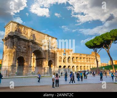 Rom, Italien, 02.Oktober 2018: Touristen, die in der Triumphbogen des Konstantin und der römischen Kolosseum in Rom, Italien Stockfoto