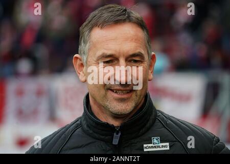 Mainz, Deutschland. 18 Jan, 2020. Fußball: Bundesliga, FSV Mainz 05 - SC Freiburg, 18. Spieltag im Opel Arena. Der Trainer von Mainz, Achim Beierlorzer. Quelle: Thomas Frey/dpa - WICHTIGER HINWEIS: In Übereinstimmung mit den Vorschriften der DFL Deutsche Fußball Liga und der DFB Deutscher Fußball-Bund ist es untersagt, zu verwerten oder im Stadion und/oder aus dem Spiel genommen Fotografien in Form von Bildern und/oder Videos - wie Foto serie genutzt haben./dpa/Alamy leben Nachrichten Stockfoto