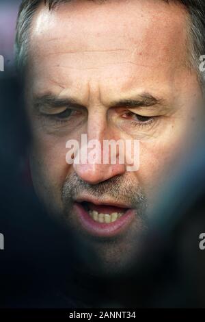 Mainz, Deutschland. 18 Jan, 2020. Fußball: Bundesliga, FSV Mainz 05 - SC Freiburg, 18. Spieltag im Opel Arena. Der Trainer von Mainz, Achim Beierlorzer. Quelle: Thomas Frey/dpa - WICHTIGER HINWEIS: In Übereinstimmung mit den Vorschriften der DFL Deutsche Fußball Liga und der DFB Deutscher Fußball-Bund ist es untersagt, zu verwerten oder im Stadion und/oder aus dem Spiel genommen Fotografien in Form von Bildern und/oder Videos - wie Foto serie genutzt haben./dpa/Alamy leben Nachrichten Stockfoto