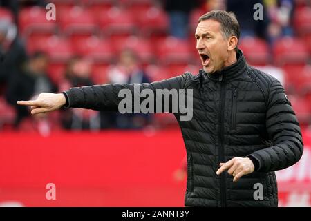 Mainz, Deutschland. 18 Jan, 2020. Fußball: Bundesliga, FSV Mainz 05 - SC Freiburg, 18. Spieltag im Opel Arena. Der Trainer von Mainz, Achim Beierlorzer. Quelle: Thomas Frey/dpa - WICHTIGER HINWEIS: In Übereinstimmung mit den Vorschriften der DFL Deutsche Fußball Liga und der DFB Deutscher Fußball-Bund ist es untersagt, zu verwerten oder im Stadion und/oder aus dem Spiel genommen Fotografien in Form von Bildern und/oder Videos - wie Foto serie genutzt haben./dpa/Alamy leben Nachrichten Stockfoto