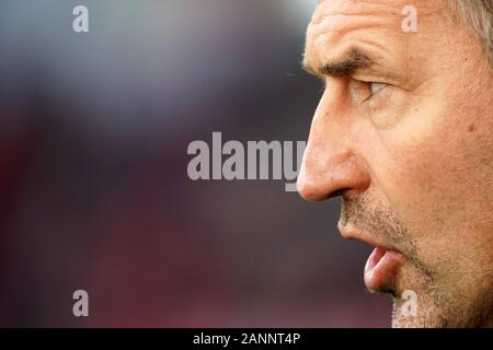 Mainz, Deutschland. 18 Jan, 2020. Fußball: Bundesliga, FSV Mainz 05 - SC Freiburg, 18. Spieltag im Opel Arena. Der Trainer von Mainz, Achim Beierlorzer. Quelle: Thomas Frey/dpa - WICHTIGER HINWEIS: In Übereinstimmung mit den Vorschriften der DFL Deutsche Fußball Liga und der DFB Deutscher Fußball-Bund ist es untersagt, zu verwerten oder im Stadion und/oder aus dem Spiel genommen Fotografien in Form von Bildern und/oder Videos - wie Foto serie genutzt haben./dpa/Alamy leben Nachrichten Stockfoto