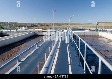 Moderne Kläranlage. Tanks, die für die Belüftung und die biologische Reinigung von Abwasser durch die Verwendung aktiver Schlamm Stockfoto