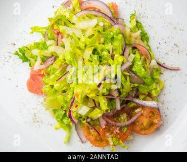 Hausgemachte einfache Salat Rezept - Pink Grapefruit und romaine Kopfsalat Stockfoto