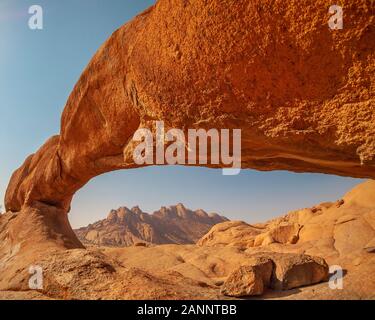 Rock arch in der Spitzkoppe Nationalpark in Namibia, Afrika. Stockfoto