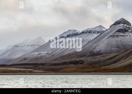 Rocky Mountain Range in der Arktis - amazing polaren Landschaft Stockfoto