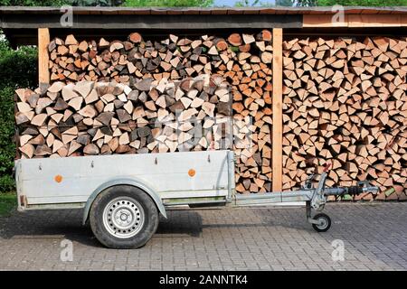 Autoanhänger mit Brennholz Stockfoto