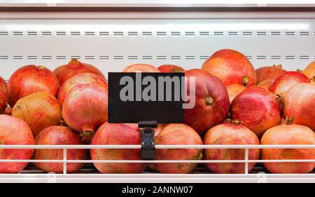 Attraktive Granatäpfel mit Preisschildern Abschaltdruck Stockfoto