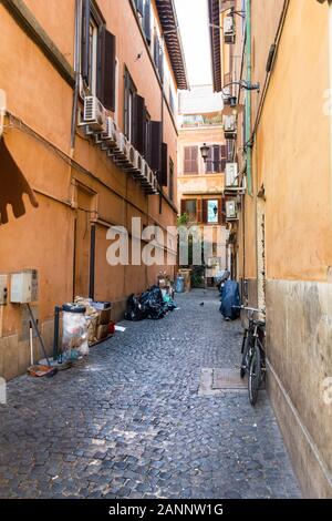 Rom, Italien, 03.Oktober, 2018: Die kleine Straße Vicolo del Forno in Rom, in der Nähe der Brunnen von Trevi Stockfoto
