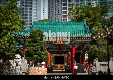 HongKong, China - November, 2019: Traditionelle, alte chinesische Architektur im Wong Tai Sin Tempel, ein Wahrzeichen in Hongkong Stockfoto