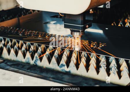 Hochpräzise CNC-Laserschneiden von Blechen. Stockfoto
