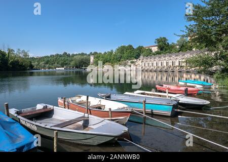 Taccani Wasserkraftwerk und die kleinen Boote am Ufer des Fluss Adda. Trezzo sull'Adda (Mailand), Italien - 31. Mai 2019. Stockfoto