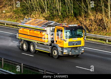 salzstreuer mit kapazität 9m3, Schneepflug und DAF-Fahrgestell für die Winterwartung von Straßen; Fahrer von E-Pflug- und CE-Pflügen mit DIN-konformen Polyethylen-Schilden. Schneepflüge in robuster Ausführung mit geradem Schild auf der Autobahn M61, Großbritannien Stockfoto