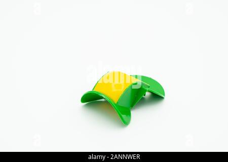 Nahaufnahme von einem bunten Nase pfeifen liegen auf einem weißen Untergrund Stockfoto
