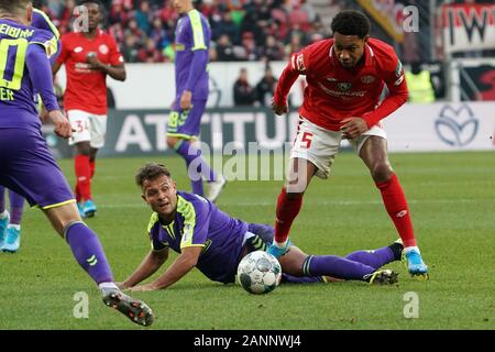 Mainz, Deutschland. 18 Jan, 2020. Fußball: Bundesliga, FSV Mainz 05 - SC Freiburg, 18. Spieltag im Opel Arena. Jean-Paul Boetius (r) aus Mainz und Lucas Höler aus Freiburg kämpfen um den Ball. Quelle: Thomas Frey/dpa - WICHTIGER HINWEIS: In Übereinstimmung mit den Vorschriften der DFL Deutsche Fußball Liga und der DFB Deutscher Fußball-Bund ist es untersagt, zu verwerten oder im Stadion und/oder aus dem Spiel genommen Fotografien in Form von Bildern und/oder Videos - wie Foto serie genutzt haben./dpa/Alamy leben Nachrichten Stockfoto