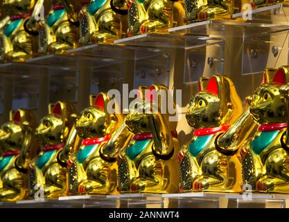 Hong Kong, China: 21 Mär, 2018. Reihen von Chinesischen Lucky Katzen oder Maneki Neko - in Japanisch auf displayJayne Russell/Alamy Stock Bild Stockfoto