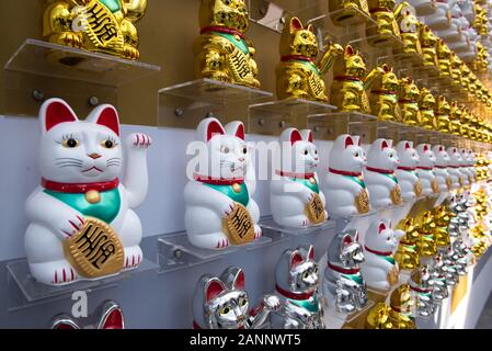 Hong Kong, China: 21 Mär, 2018. Reihen von Chinesischen Lucky Katzen oder Maneki Neko - in Japanisch auf displayJayne Russell/Alamy Stock Bild Stockfoto