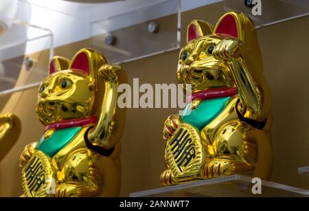 Hong Kong, China: 21 Mär, 2018. Reihen von Chinesischen Lucky Katzen oder Maneki Neko - in Japanisch auf displayJayne Russell/Alamy Stock Bild Stockfoto