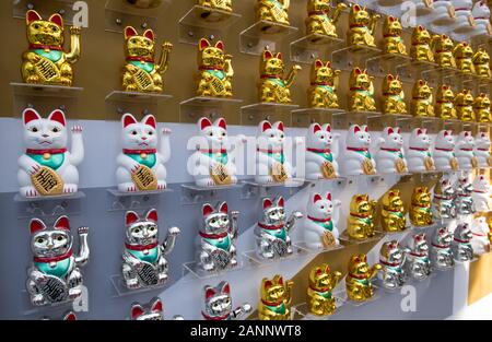 Hong Kong, China: 21 Mär, 2018. Reihen von Chinesischen Lucky Katzen oder Maneki Neko - in Japanisch auf displayJayne Russell/Alamy Stock Bild Stockfoto