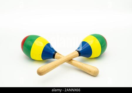 Nahaufnahme von ein paar bunte Maracas liegen auf einem weißen Untergrund Stockfoto