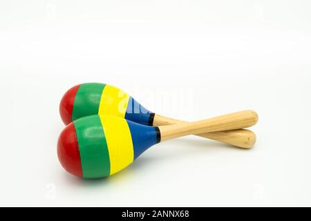 Nahaufnahme von ein paar bunte Maracas liegen auf einem weißen Untergrund Stockfoto