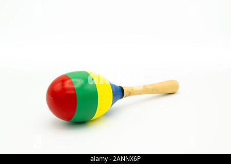 Nahaufnahme von einem bunten Maracas liegen auf einem weißen Untergrund Stockfoto