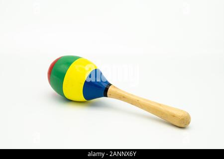 Nahaufnahme von einem bunten Maracas liegen auf einem weißen Untergrund Stockfoto