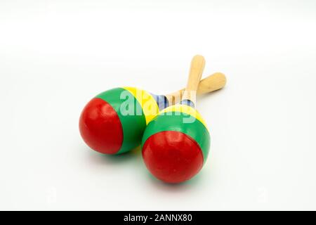 Nahaufnahme von ein paar bunte Maracas liegen auf einem weißen Untergrund Stockfoto