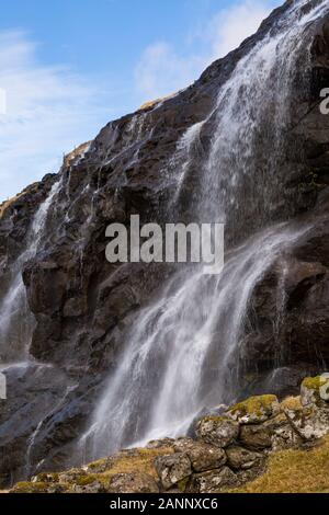 Wasserfall bei Saksun alte Dorf, Streymoy, Färöer, Dänemark im April - lange Belichtung Stockfoto