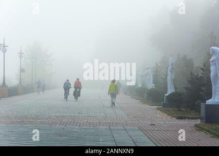 Kiew, Ukraine - Oktober, 10, 2016: Obolonska Damm im Nebel, Kiew, Ukraine Stockfoto