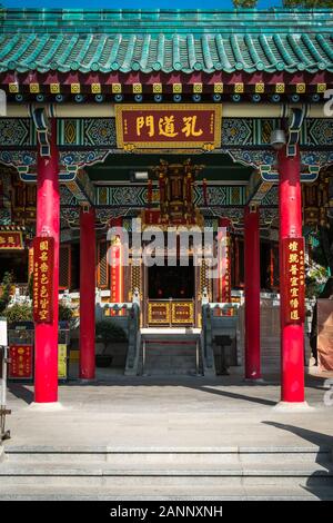 HongKong, China - November, 2019: traditionelle, historische chinesische Architektur im Wong Tai Sin Tempel, eine touristische Sehenswürdigkeit in Hongkong Stockfoto