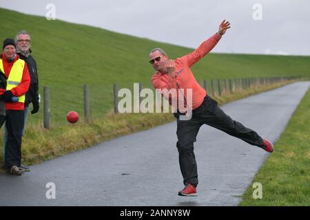 Nordenham, Deutschland. 18 Jan, 2020. Ein Boss Spieler mit einem Ball auf der Straße. Mehr als 60 Teilnehmer nahmen an einem Turnier Bosselt Namen in der Nähe von Nordenham, Frisia Credit: Michael Bahlo/dpa/Alamy leben Nachrichten Stockfoto