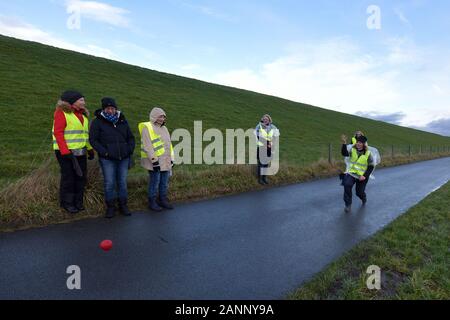 Nordenham, Deutschland. 18 Jan, 2020. Ein Boss Spieler mit einem Ball auf der Straße. Mehr als 60 Teilnehmer nahmen an einem Turnier Bosselt Namen in der Nähe von Nordenham, Frisia Credit: Michael Bahlo/dpa/Alamy leben Nachrichten Stockfoto