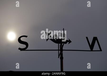 Nordenham, Deutschland. 18 Jan, 2020. Die Sonne dringt durch die grauen Wolken über Wetterfahne in der friesischen Blexenfähre über. Foto: Michael Bahlo/dpa/Alamy leben Nachrichten Stockfoto