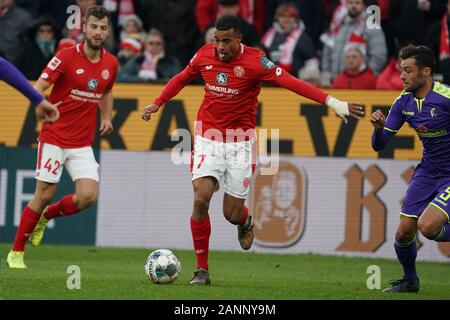 Mainz, Deutschland. 18 Jan, 2020. Fußball: Bundesliga, FSV Mainz 05 - SC Freiburg, 18. Spieltag im Opel Arena. Robin Quaison (M) von Mainz und Manuel Gulde aus Freiburg kämpfen um den Ball. Quelle: Thomas Frey/dpa - WICHTIGER HINWEIS: In Übereinstimmung mit den Vorschriften der DFL Deutsche Fußball Liga und der DFB Deutscher Fußball-Bund ist es untersagt, zu verwerten oder im Stadion und/oder aus dem Spiel genommen Fotografien in Form von Bildern und/oder Videos - wie Foto serie genutzt haben./dpa/Alamy leben Nachrichten Stockfoto