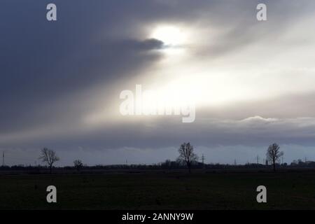 Nordenham, Deutschland. 18 Jan, 2020. Wolken dominieren den Himmel über Weiden in der friesischen Stadt der Blexenfähre über in der Nähe von Nordenham. Foto: Michael Bahlo/dpa/Alamy leben Nachrichten Stockfoto