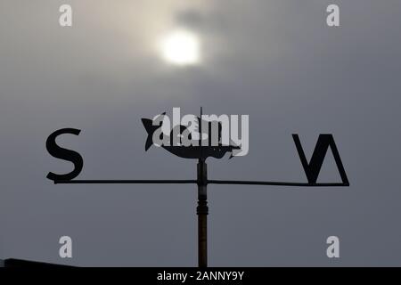 Nordenham, Deutschland. 18 Jan, 2020. Die Sonne dringt durch die grauen Wolken über Wetterfahne in der friesischen Blexenfähre über. Foto: Michael Bahlo/dpa/Alamy leben Nachrichten Stockfoto