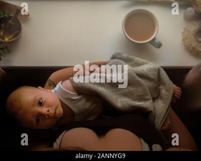 Mutter neugeborenes Baby halten Stockfoto
