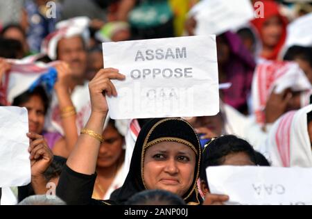 Assam. 18 Jan, 2020. Menschen nehmen an einem Protest gegen die neu erlassene "Staatsbürgerschaft Amendment Act (CAA)' im Viertel Kamrup von Indiens Nordosten Staat Assam, 18.01.2020. Credit: Str/Xinhua/Alamy leben Nachrichten Stockfoto