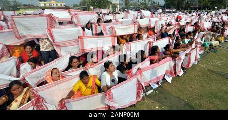 Assam. 18 Jan, 2020. Menschen nehmen an einem Protest gegen die neu erlassene "Staatsbürgerschaft Amendment Act (CAA)' im Viertel Kamrup von Indiens Nordosten Staat Assam, 18.01.2020. Credit: Str/Xinhua/Alamy leben Nachrichten Stockfoto