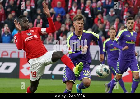 Mainz, Deutschland. 18 Jan, 2020. Fußball: Bundesliga, FSV Mainz 05 - SC Freiburg, 18. Spieltag im Opel Arena. Moussa Niakhate (l) von Mainz und Freiburg Robin Koch kämpfen um den Ball. Quelle: Thomas Frey/dpa - WICHTIGER HINWEIS: In Übereinstimmung mit den Vorschriften der DFL Deutsche Fußball Liga und der DFB Deutscher Fußball-Bund ist es untersagt, zu verwerten oder im Stadion und/oder aus dem Spiel genommen Fotografien in Form von Bildern und/oder Videos - wie Foto serie genutzt haben./dpa/Alamy leben Nachrichten Stockfoto