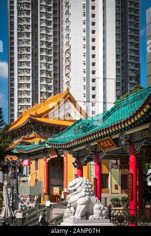 HongKong, China - November, 2019: traditionelle, historische chinesische Architektur im Wong Tai Sin Tempel, eine touristische Sehenswürdigkeit in Hongkong Stockfoto